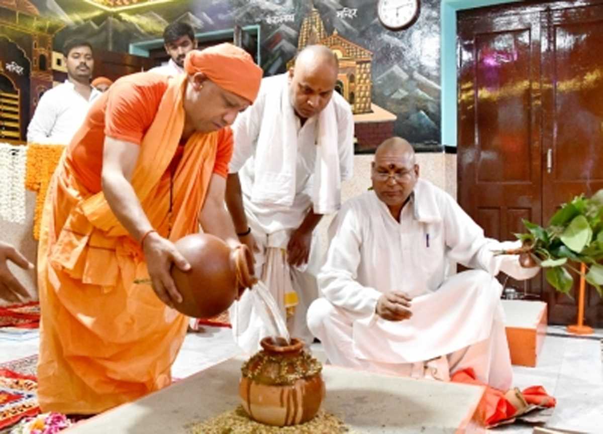 गोरखनाथ मंदिर के शक्तिपीठ में सीएम योगी ने की कलश स्थापना